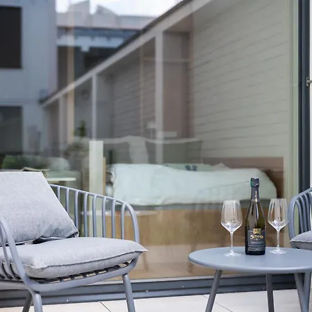 Olive Garden With Garage Apartamento