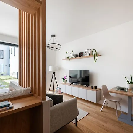 Olive Garden With Garage Apartamento
